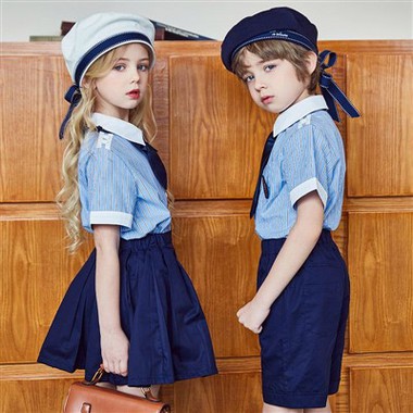 پرائیویٹ اسکول کے طالب علم نیوی اسکورٹ یونیفارم